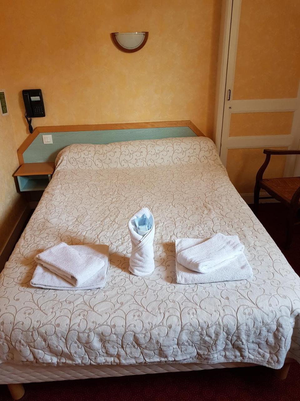 Hotel De La Gare Доль-де-Бретань Экстерьер фото