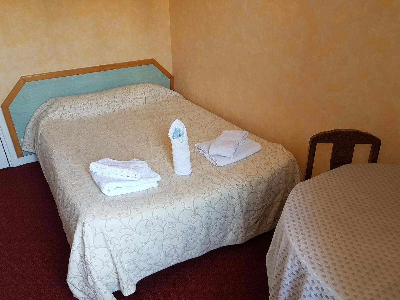 Hotel De La Gare Доль-де-Бретань Экстерьер фото